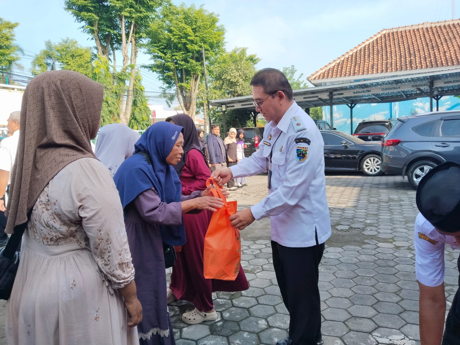 Dinkominfo Peduli , Bagikan 30 Bingkisan Kepada Warga  Sekitar